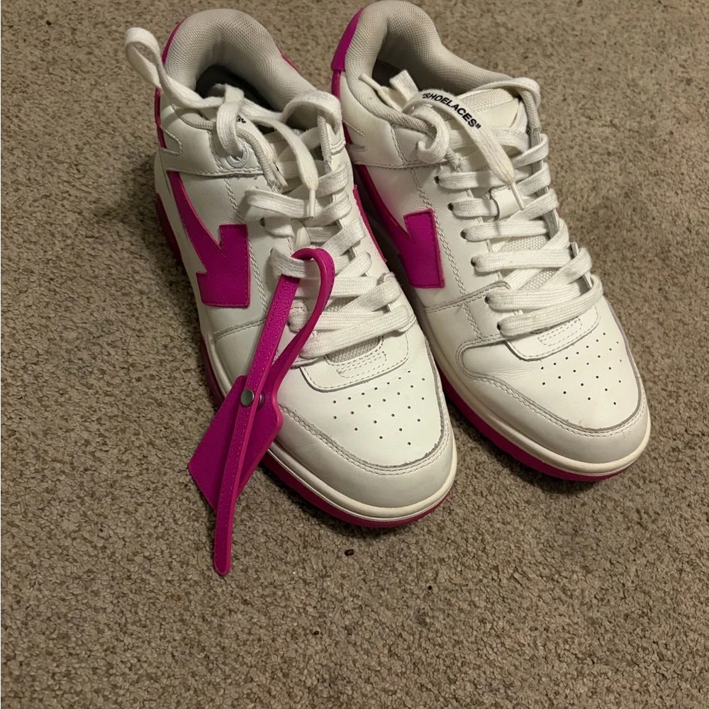 Off-White Men’s White and Pink Arrow Low-Top Sneakers